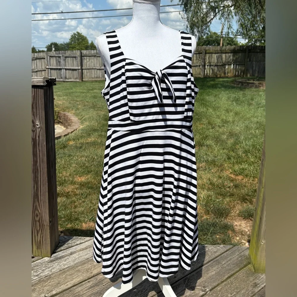 Torrid Super Soft Knot Tie Front Black and White Dress in Size 1 - Picture 4 of 7